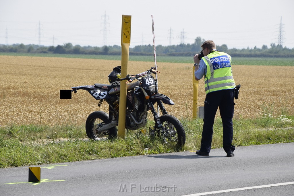 Schwerer Krad Pkw Unfall Koeln Porz Libur Liburer Landstr (Krad Fahrer nach Tagen verstorben) P110.JPG - Miklos Laubert